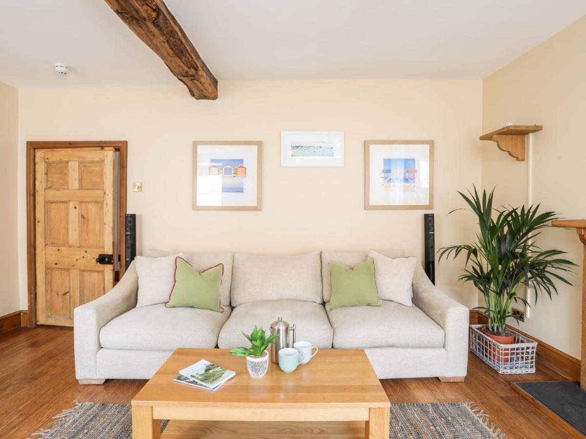 Above Deck Apartment Бiuмарис Екстериор снимка
