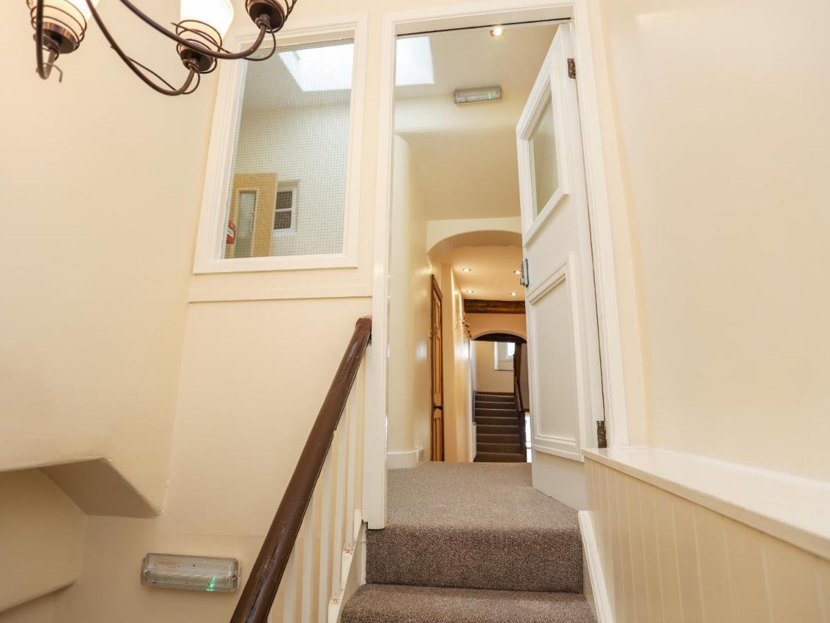 Above Deck Apartment Бiuмарис Екстериор снимка